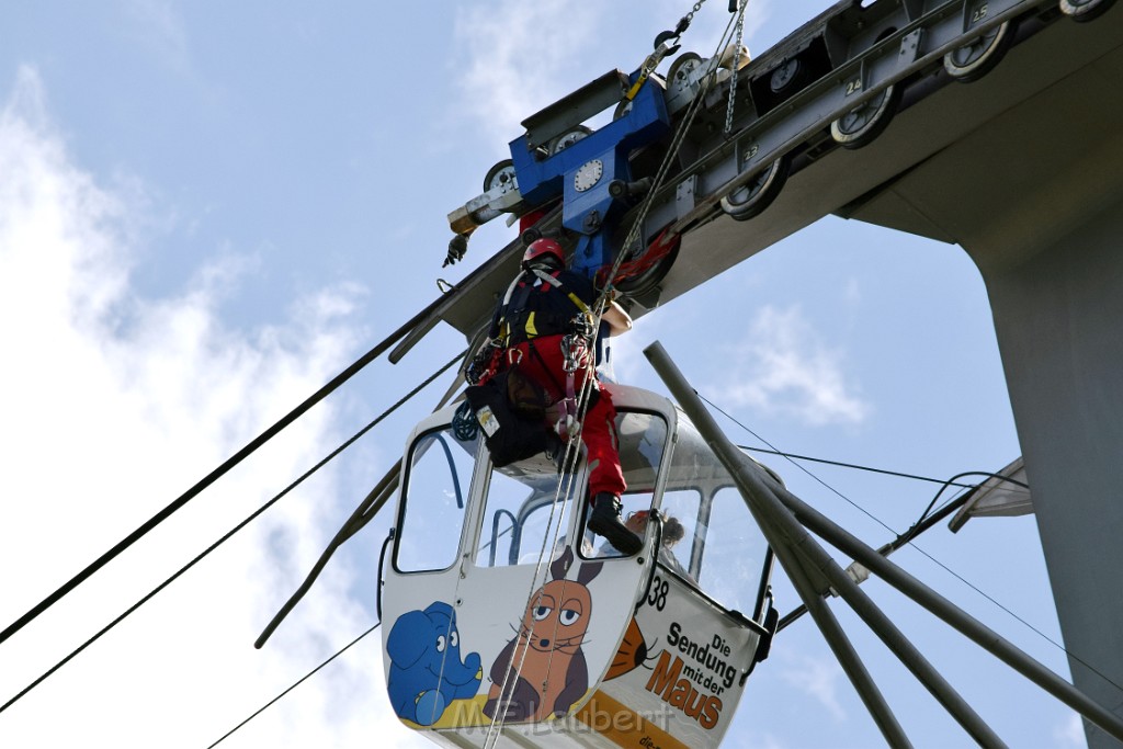 Koelner Seilbahn Gondel blieb haengen Koeln Linksrheinisch P072.JPG - Miklos Laubert